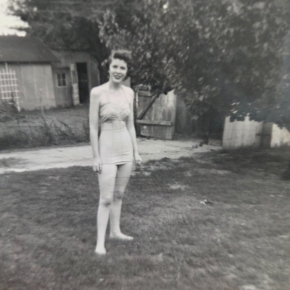 VTG Photo Sexy Woman In Swimsuit 1950s Retro Colage scrapbook